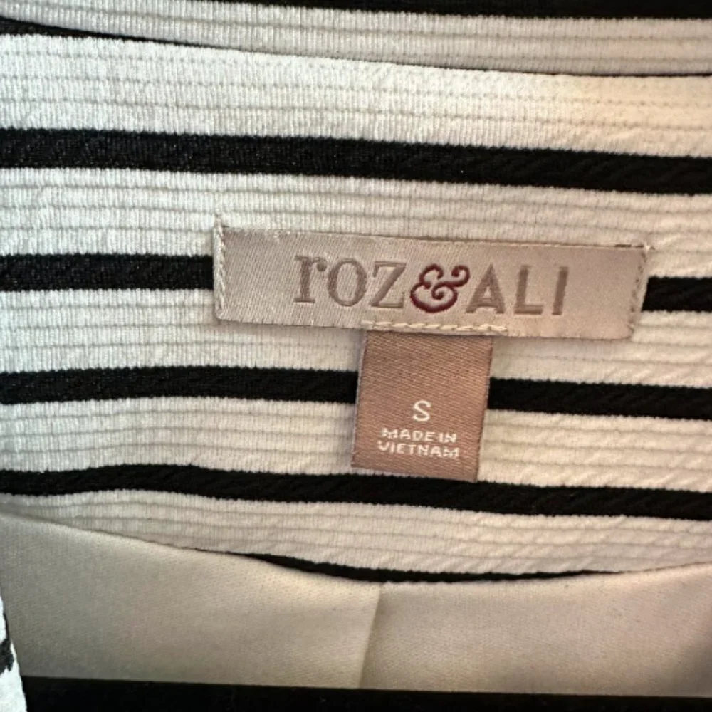 Roz & Ali Women's Black and White Striped Blazer Zipper detail on front Size S
